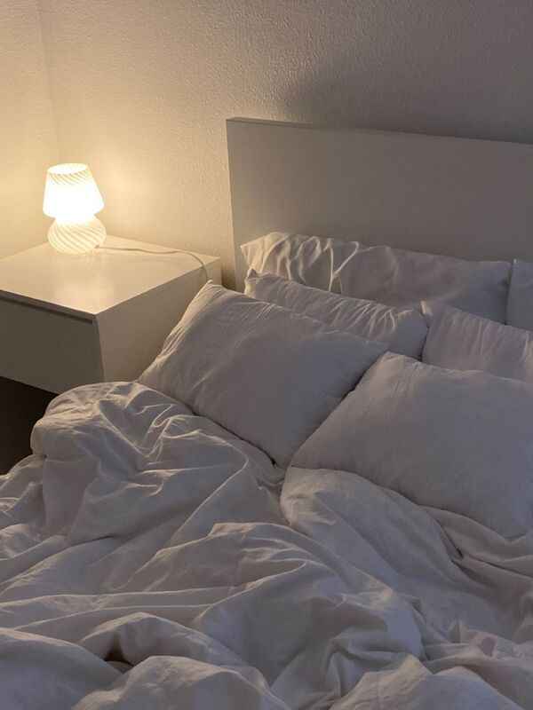 Ήρεμο υπνοδωμάτιο με χαμηλό φως και καθαρή ατμόσφαιρα